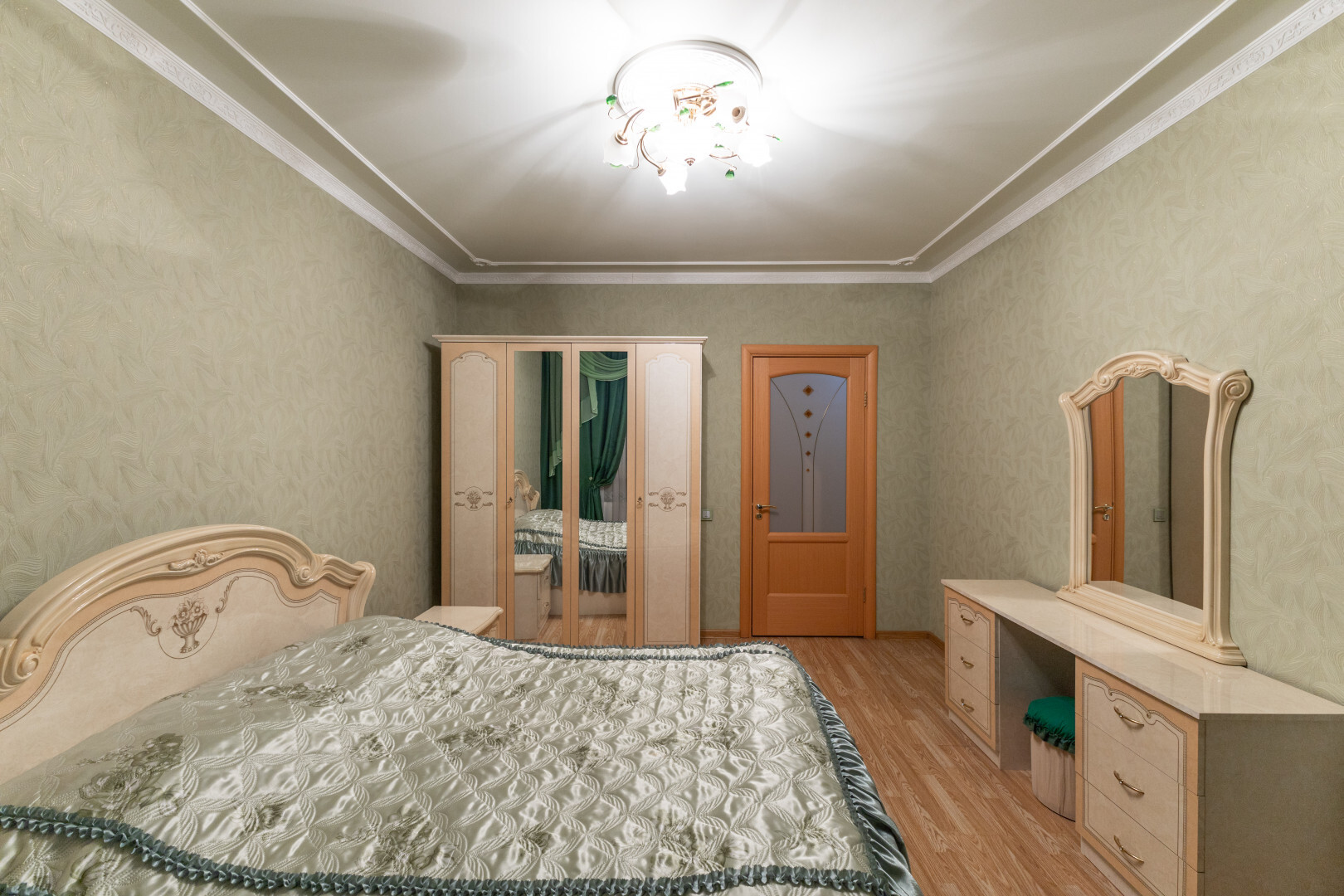 Квартира с мебелью и техникой.