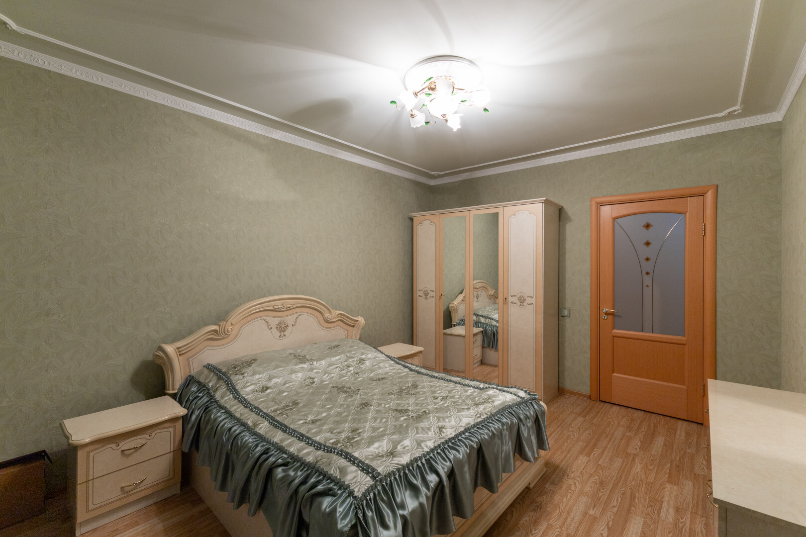 Квартира с мебелью и техникой.